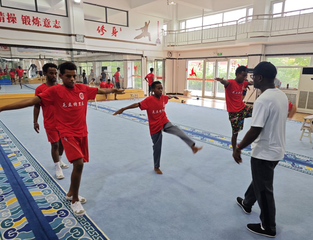 肯尼亚杂技演员与中国的40余载情缘