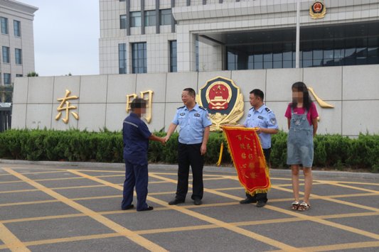 东明公安:女孩外出迷路 民警快速找回