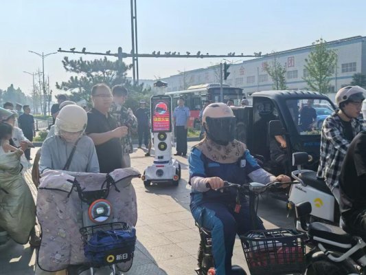 “菏泽交警智能劝导机器人”上岗啦!请遵守交通规则哦