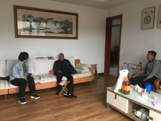 日照银行济南市中支行党支部开展国庆前走访慰问