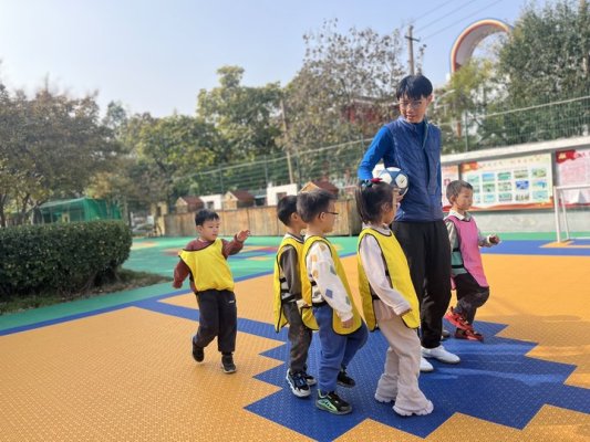 淄博市星空体育官方网站淄川区实验幼儿园开展“绿茵逐梦 足够精彩”足球活动(图2)