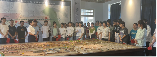 潍坊中学学生接受爱国主义教育