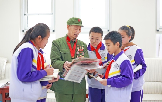 学校邀请革命老兵为学生进行爱国主义教育