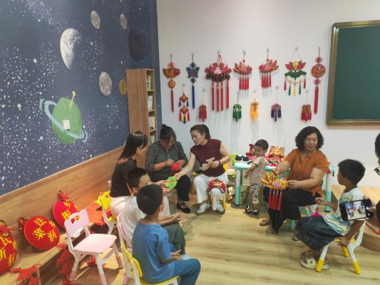“中国好人”隋桂云向孩子们讲解乡绣工艺