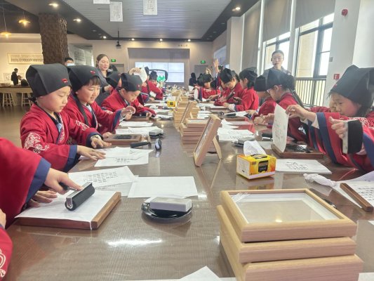 研學學生在館內體驗活字印刷