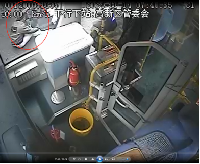 一女子骑电动车摔倒在地 济南市莱芜公交驾驶员及时伸出援手