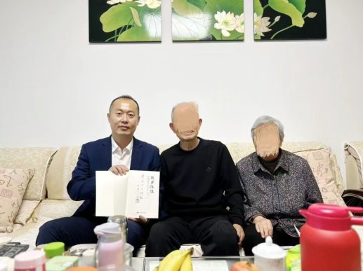 探访书香世家,让关怀与笔墨共鸣—瑞众保险聊城中支客户嘉年华“重阳行动”系列活动