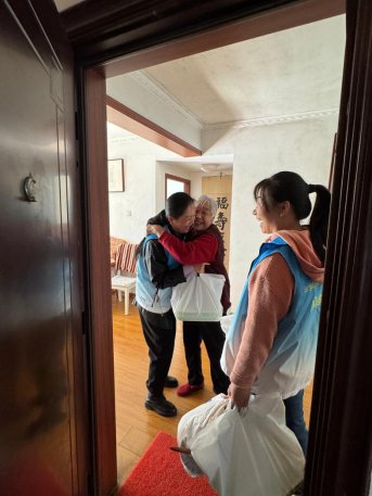 入户走访送温暖 关爱老人递真情——瑞众保险日照中支开展尊老爱老敬老主题活动
