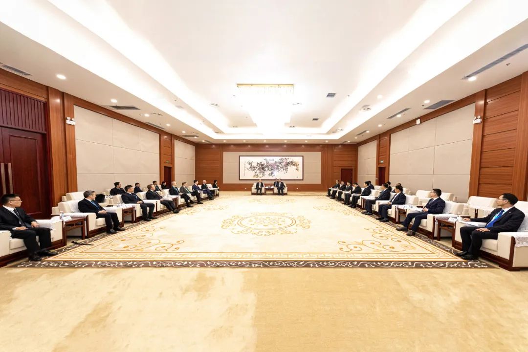 中国重汽集团2025年全球供应链战略合作伙伴大会举行 刘强满慎刚出席并致辞