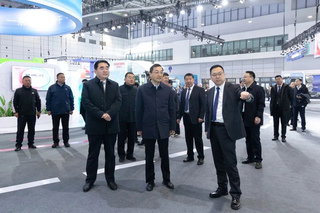 中国重汽集团2025年全球供应链战略合作伙伴大会举行 刘强满慎刚出席并致辞