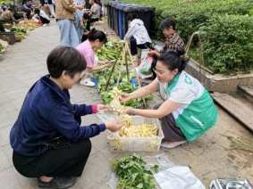 图说：中国人寿寿险重庆巫溪县支公司派驻巫溪新田村第一书记崔廷俊为村里农产品助销