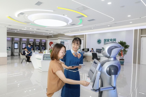 7月22日,嘉祥公司工作人员推广“线上办”提升充电报装体验