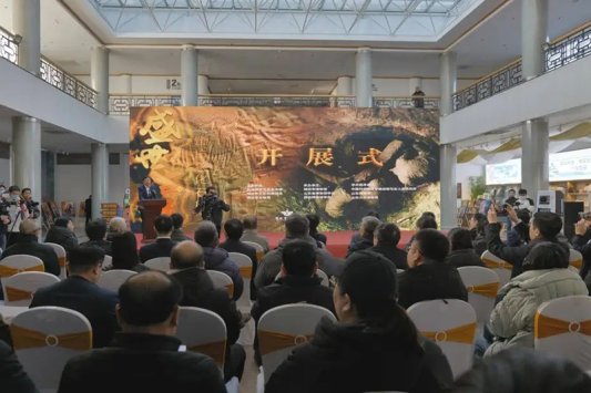 17、“盛世吉祥——潍坊象化石展”开展