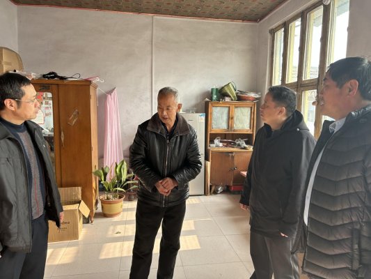 济南市生态环境局领导新春走访慰问济南市莱芜区口镇街道下毛圈村困难群众