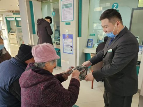 农行济宁嘉祥支行:拾金不昧扬美德,农行员工得称赞