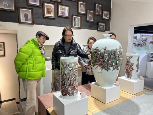 “新紅”許雅柯瓷繪藝術作品展在青島浮山窯陶瓷藝術博物館開展