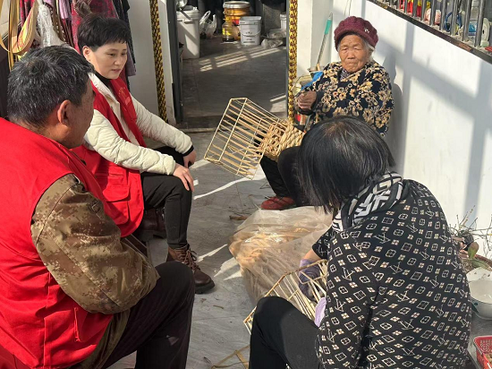 郯城县李庄镇:关爱孤寡老人 清洁暖人心