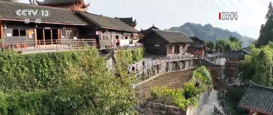 “一村富”带动“连片兴” 万人搬迁小镇“蝶变”稳住百姓好日子
