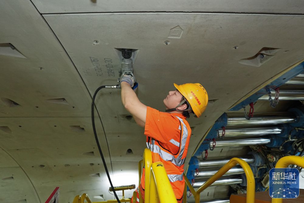 新华全媒+｜地下直击世界最长海底高铁隧道建设
