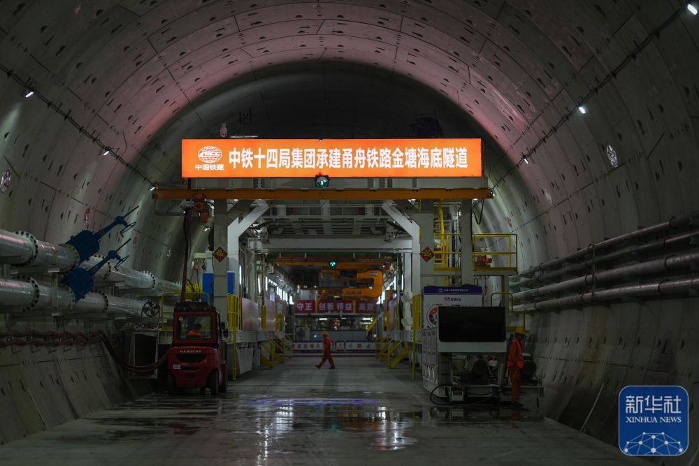 新华全媒+｜地下直击世界最长海底高铁隧道建设