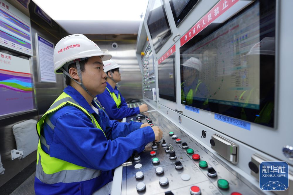 新华全媒+｜地下直击世界最长海底高铁隧道建设