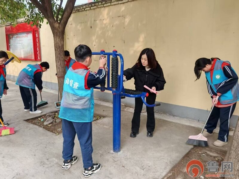 枣庄市市中区垎塔埠街道一棉社区与人民路小学携手开展学雷锋实践活动