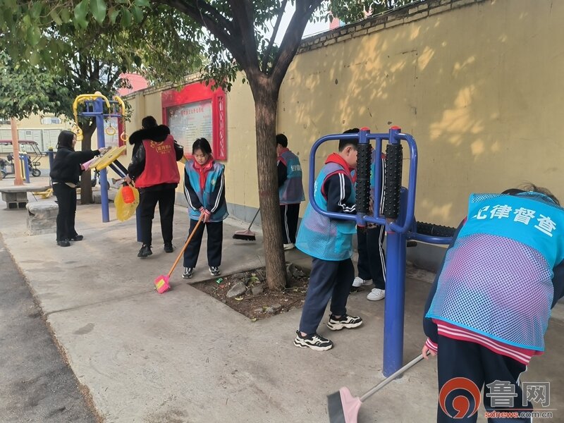枣庄市市中区垎塔埠街道一棉社区与人民路小学携手开展学雷锋实践活动