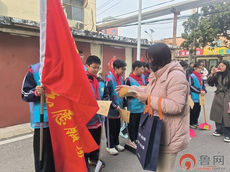 枣庄市市中区垎塔埠街道一棉社区与人民路小学携手开展学雷锋实践活动