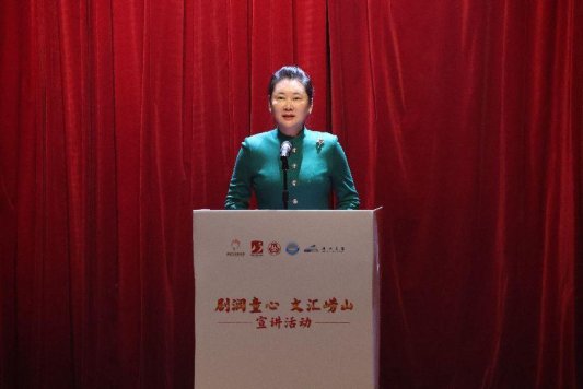 崂山区委宣传部分管日常工作的副部长、区一级调研员曲在玉