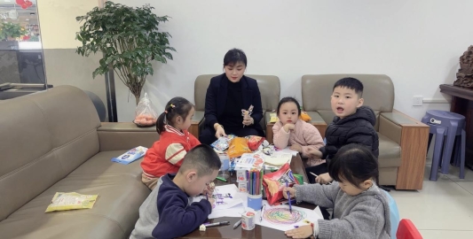 4.和员工的孩子们在一起