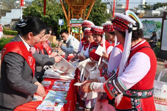 图：广发银行昆明分行到当地白族村开展金融宣传教育