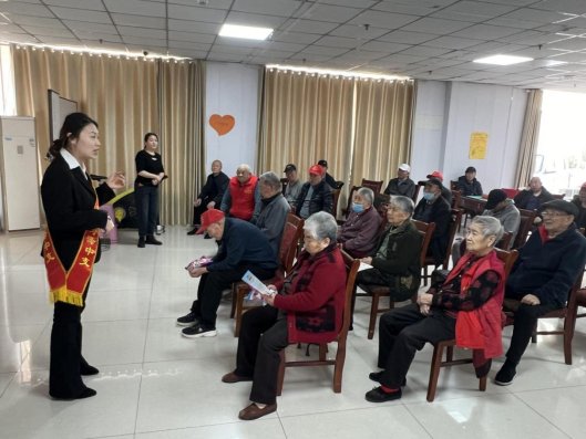 瑞众保险菏泽中支走进养老服务中心金融知识教育宣传活动