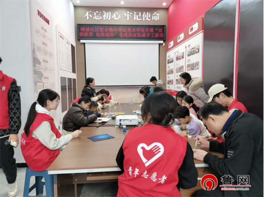 德州天衢新区长河街道绿城社区联合德州学院美术院开展“丝韵流彩PG电子官网 珐琅溢华”非遗手工活动(图1)