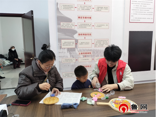 德州天衢新区长河街道绿城社区联合德州学院美术院开展“丝韵流彩PG电子官网 珐琅溢华”非遗手工活动(图2)