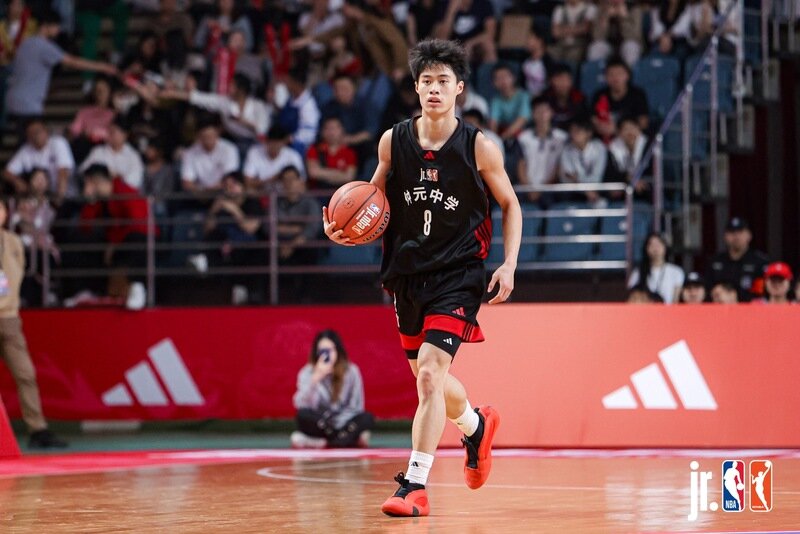 Zhou Enzhuo in action