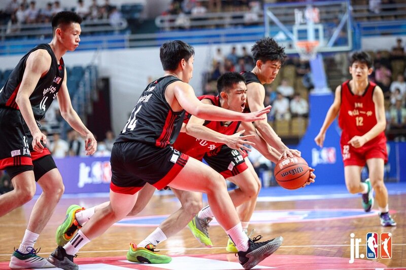 Jiang Jinfeng attempts a shot