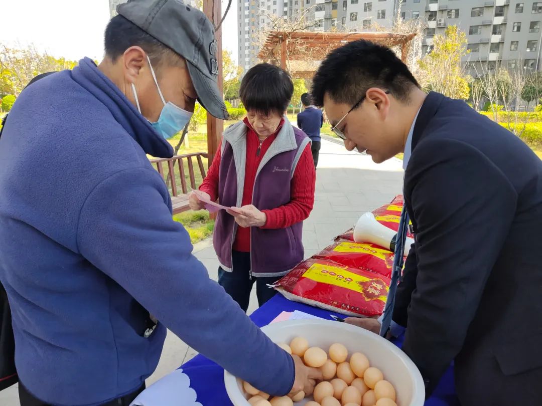 济宁市太白湖新区许庄街道高校生活园社区开展“金融知识进社区 守护权益防风险”宣讲活动