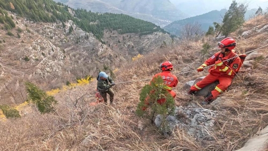 68岁老人爬山被困山坳 淄博消防紧急救援