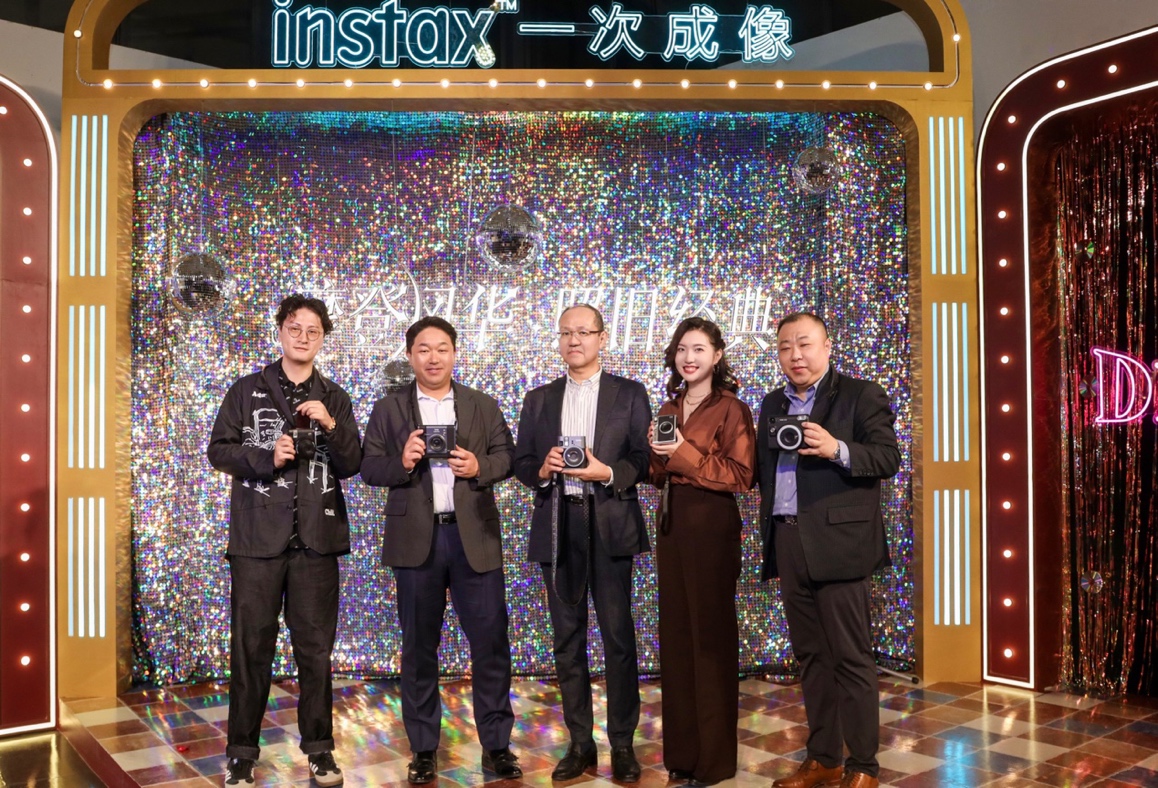 富士instax mini 41“摩登风华”礼盒发布：以复古主义演绎经典新生