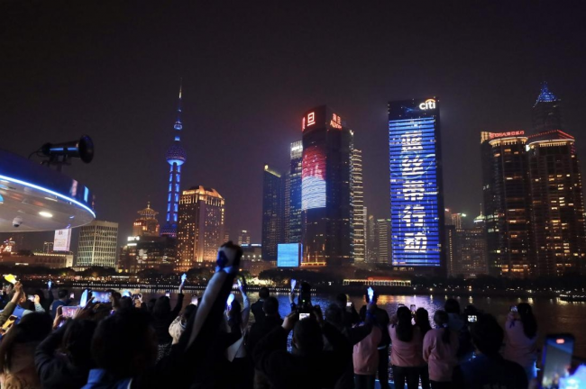 “蓝丝带公益之夜”点亮黄浦江畔，传递温暖力量