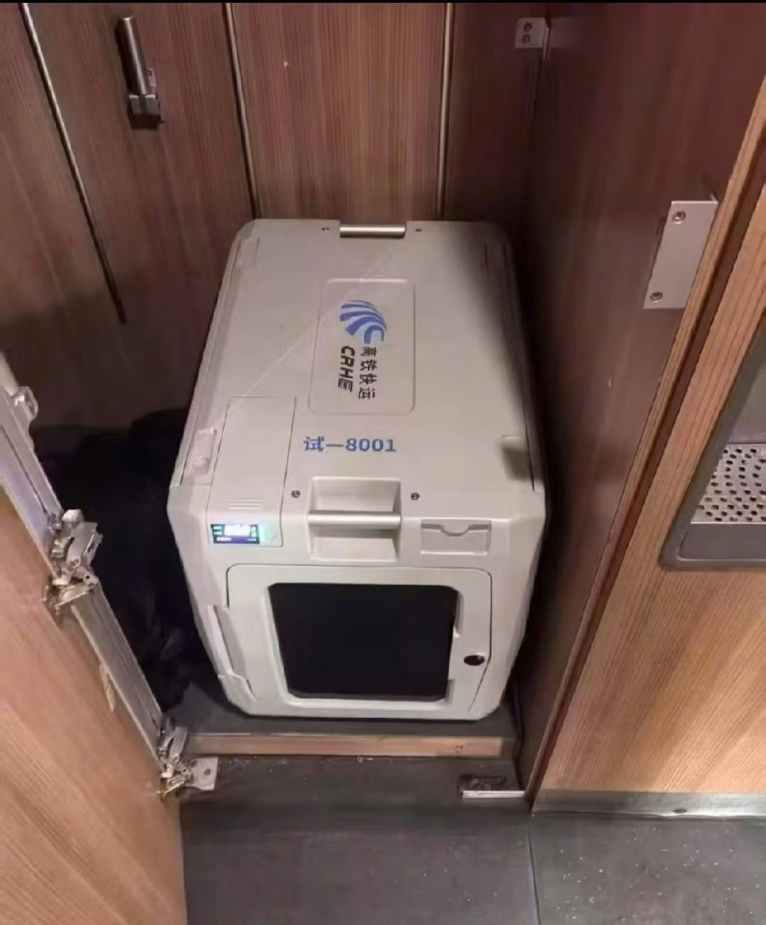 高铁宠物托运，用了谁的箱子？