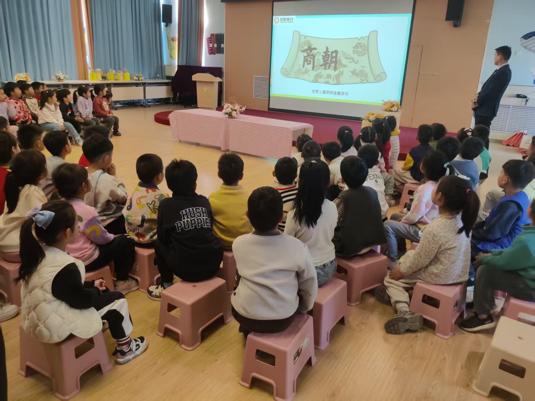 日照银行济南槐荫支行联合绿地中央广场幼儿园开展“人民币魔法学院”小手拉大手活动