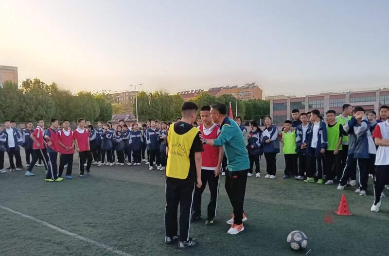 菏泽鲁西新区陈集镇中学举办2025年“校园足球联赛”暨第三届“校长杯”足球赛