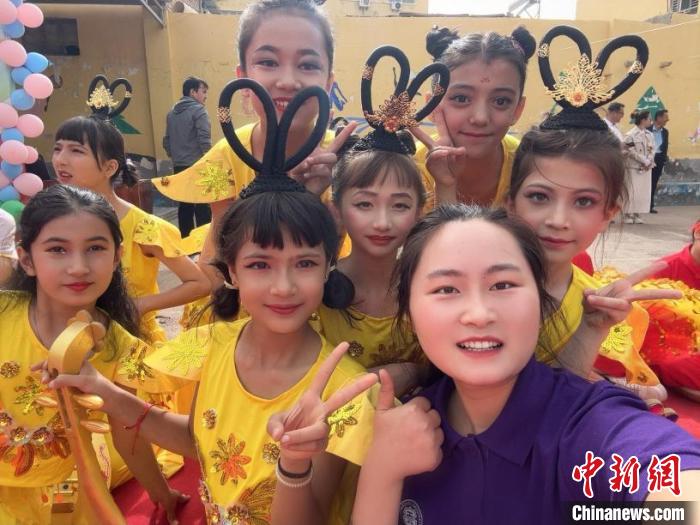 “老师今天真像我们的阿帕”——“00后”支教女孩的新疆情缘