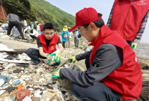 浙江舟山：净滩我先行 “志愿红”守护蔚蓝海岸线
