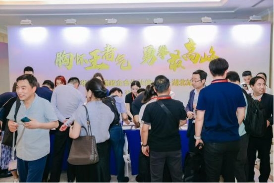 领创科技亮相2025华为终端政企合作伙伴大会湖北站 教育终端安全管控方案获表彰
