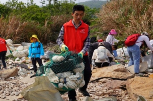 浙江舟山：净滩我先行 “志愿红”守护蔚蓝海岸线