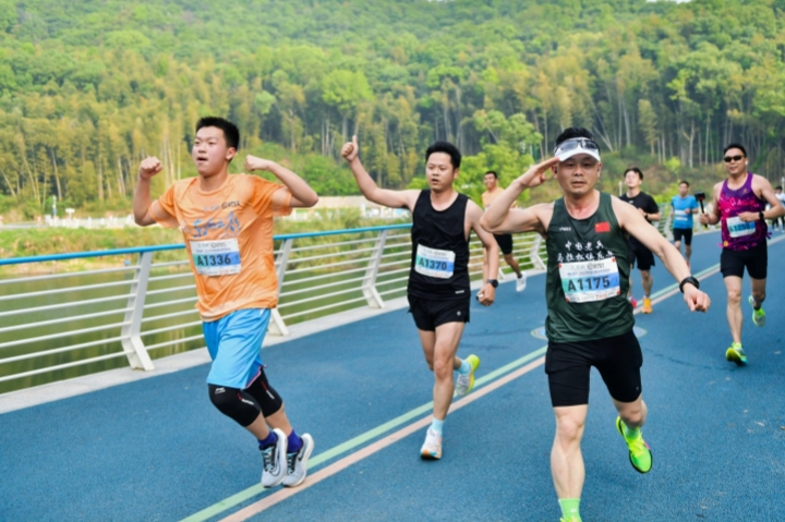 跑在“天空”中的马拉松，3500人共赴山海之约