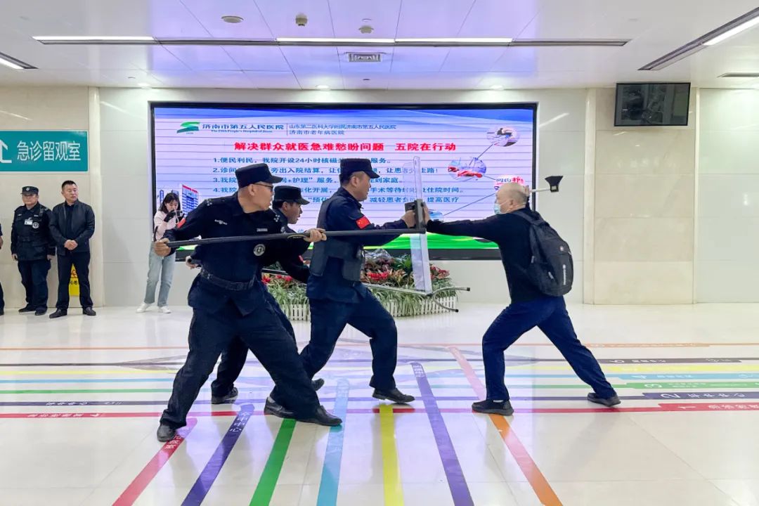 “暴徒”强闯医院……别慌！这是一场反恐防暴演练
