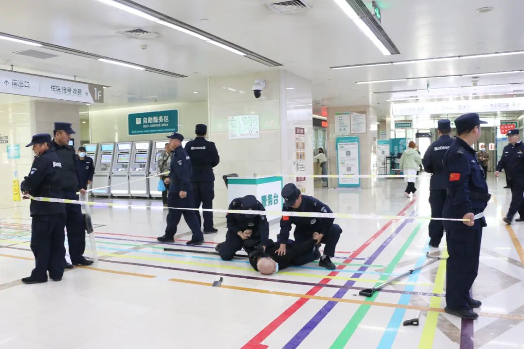 “暴徒”强闯医院……别慌！这是一场反恐防暴演练
